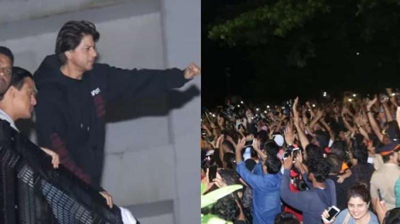 After the success of 'Pathan', Shahrukh greeted the fans gathered outside the house