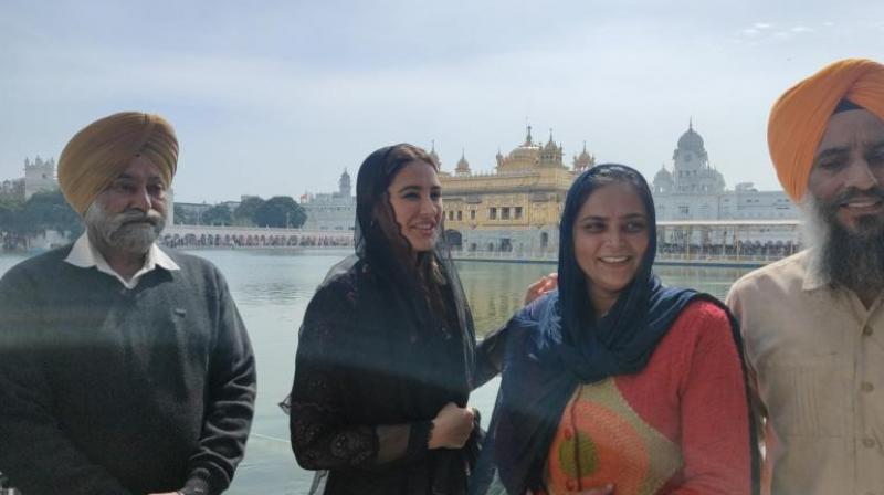  Nargis Fakhri paid obeisance at Sri Harmandir Sahib News In Hindi