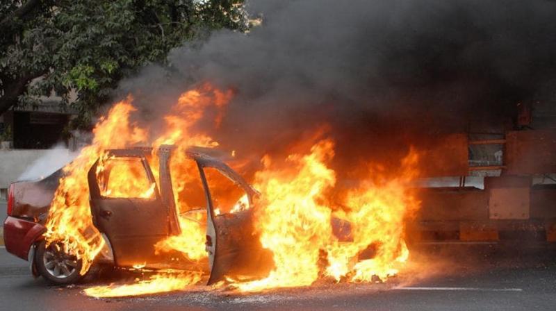 A sudden fire broke out in a car parked outside the society in Noida (सांकेतिक फोटो)