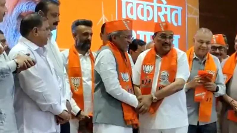 Gujarat Politics Arjun Modhwadia and Ambrish Der join BJP a day after leaving Congress News in hindi