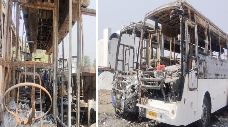 Massive fire broke out in two buses news in hindi