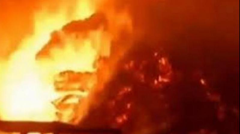 Massive fire breaks out in Delhi firecracker warehouse news in hindi