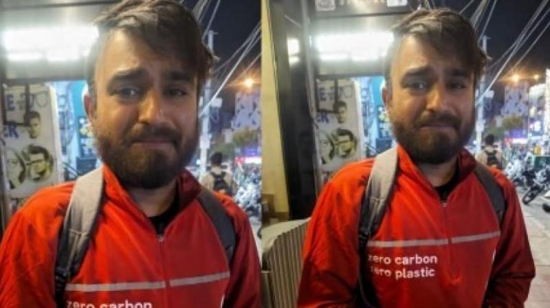  Sad story of Zomato Delivery Boy crying on the road news in hindi