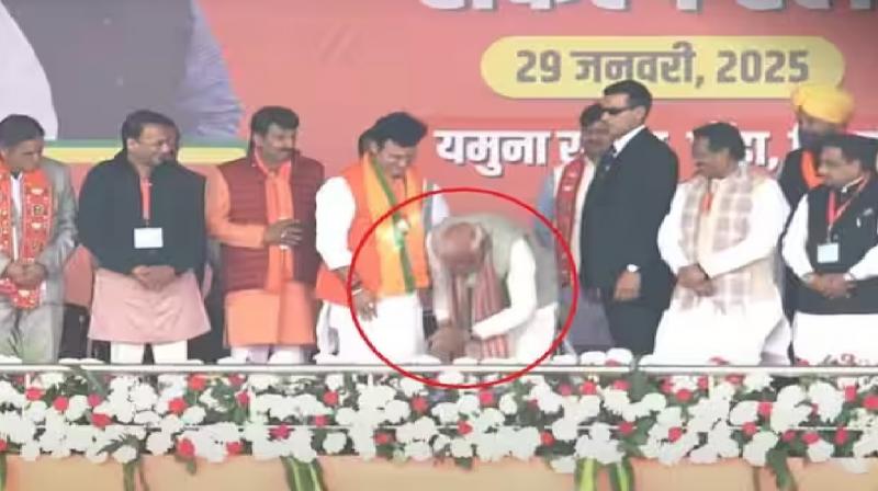 PM Modi touched the feet of BJP candidate thrice on the stage news in hindi