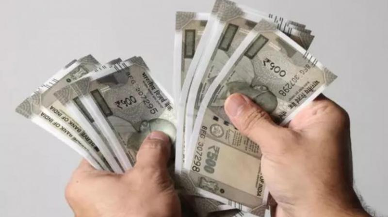 Indian rupee reaches its lowest ever level, know full details news in hindi