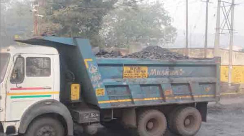  Coal is being transported by disregarding rules, common people upset