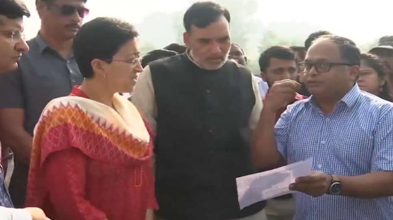 Delhi CM Atishi, Gopal Rai inspect Anand Vihar hotspot News In Hindi