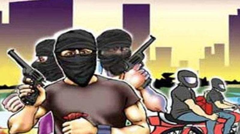 New Delhi Crime: The miscreants looted five lakh rupees and jewelry from a 45-year-old woman.