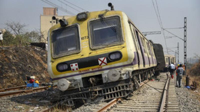 Local train derails near Mumbai, no casualties (फोटो साभार PTI)