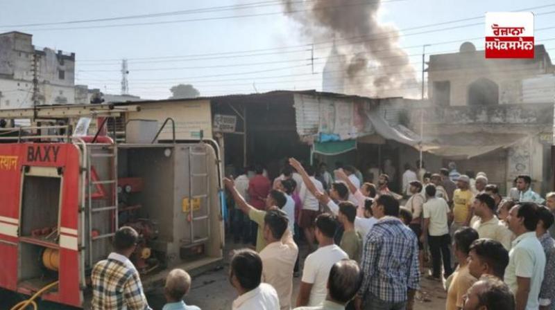 Fire broke out in old grain market shop Bandikui Alwar News In Hindi