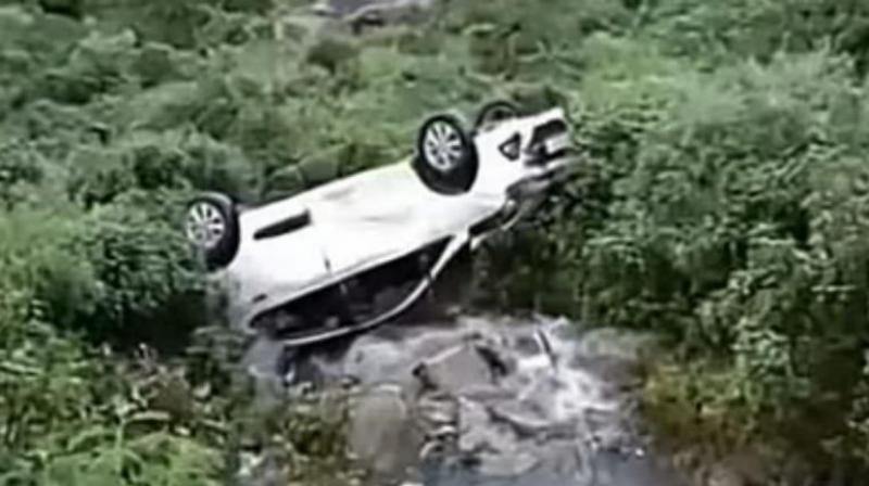 The car of a family who went to visit Himachal from Jalandhar fell into a ravine