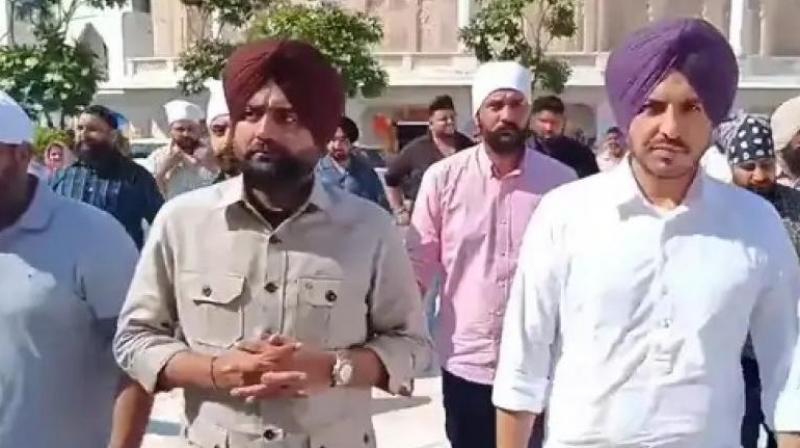 Punjabi actors Amrit Mann and Jas Bajwa paid obeisance at Harmandir Sahib news in hindi