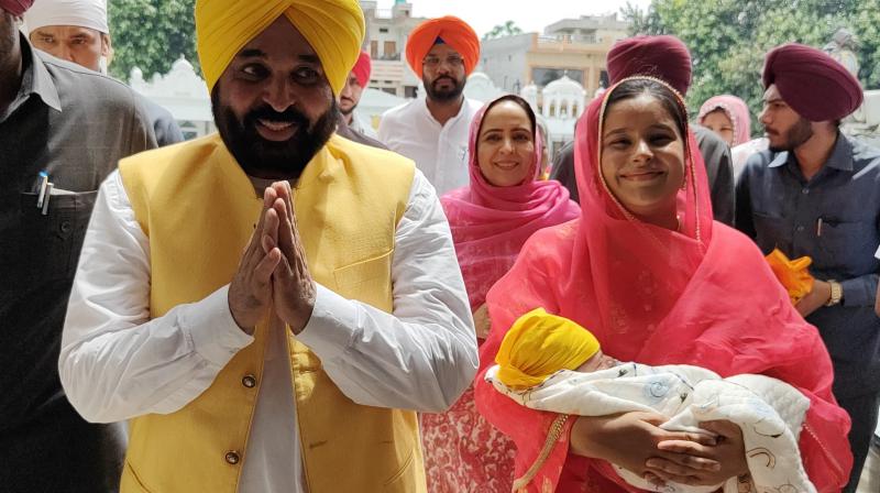 CM Mann reached Sri Harimander Sahib with his daughter Niamat news in hindi