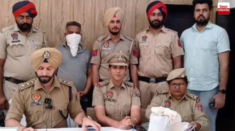 Moga police arrested drug smuggler with two kilos opium news in hindi