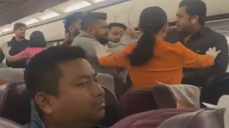 People made the flight a local train, started fighting in the flying plane! video viral