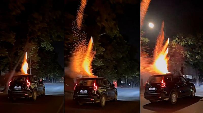 Firecrackers burst on the roof of a moving car in Chandigarh news in hindi