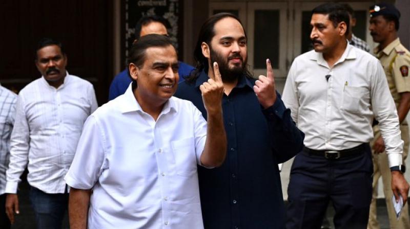 Mukesh Ambani reached Mumbai polling booth news in hindi