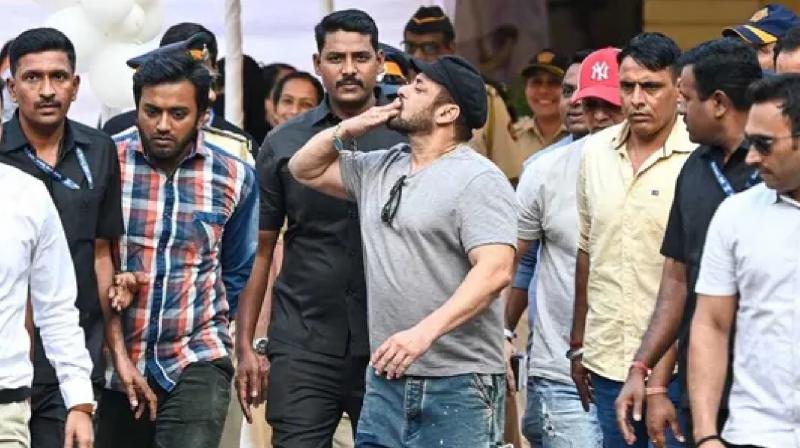 Salman Khan in Mumbai to cast his vote amidst tight security news in hindi