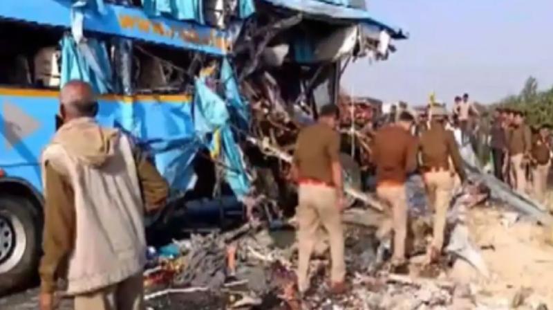 Bus collides with water tanker on Agra-Lucknow Expressway news in hindi