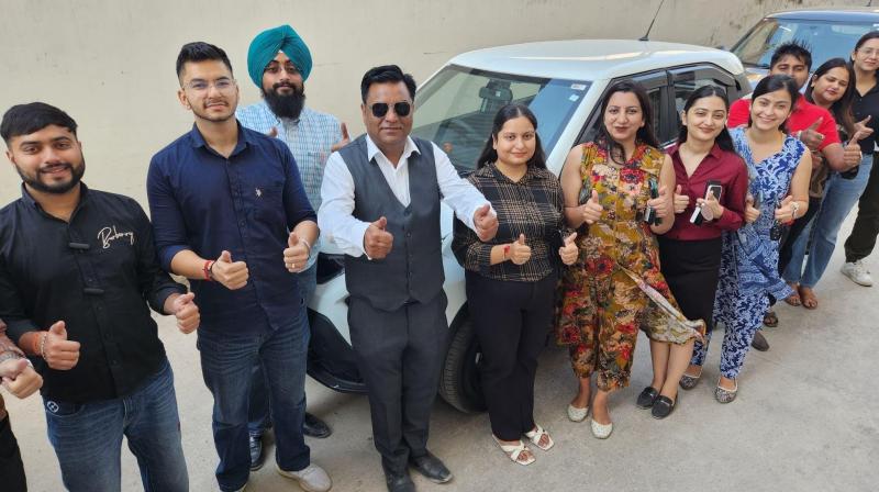 Haryana pharmaceutical company gifts 15 cars to employees News In Hindi