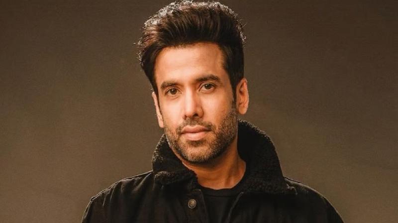 Actor Tusshar Kapoor Facebook account hacked news In hindi