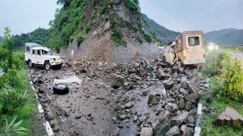 Himachal Pradesh News: Landslide on Chandigarh-Shimla National Highway-5, 1 dead, 3 injured