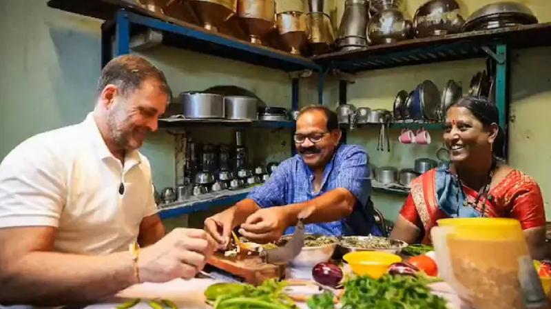 Rahul Gandhi cooked food at house of Dalit family news in hindi