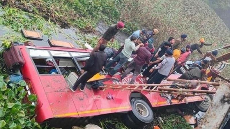 Passenger Bus fell into dirty drain in Bathinda, 8 dead news In Hindi