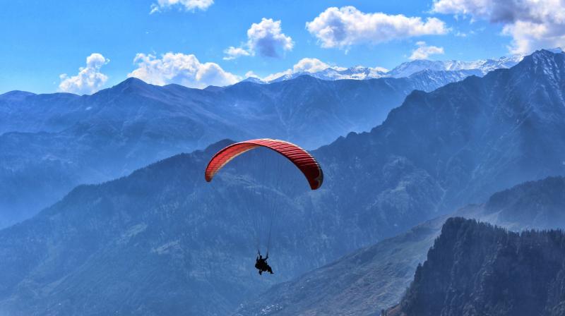 Himachal Pradesh Manali Paragliding accident Telangana tourist death news in hindi