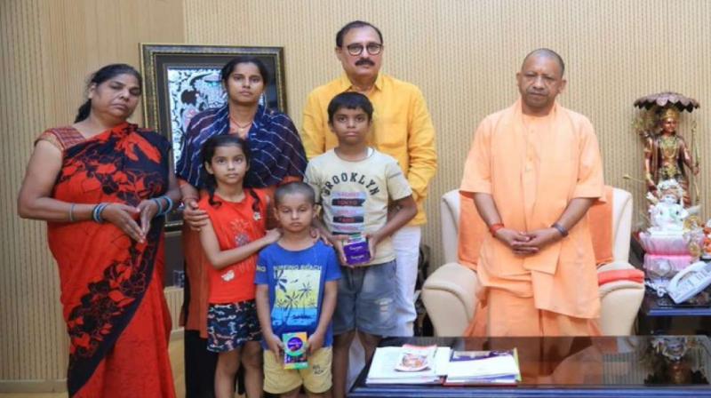 CM Yogi meets family man who died police custody News In Hindi