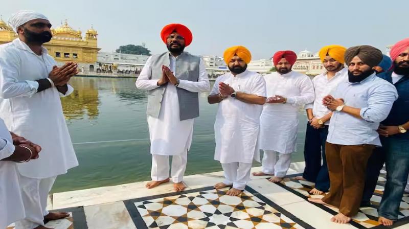 Minister Hardeep Singh Mundiya Paid Obeisance At Sri Harimander Sahib News In Hindi