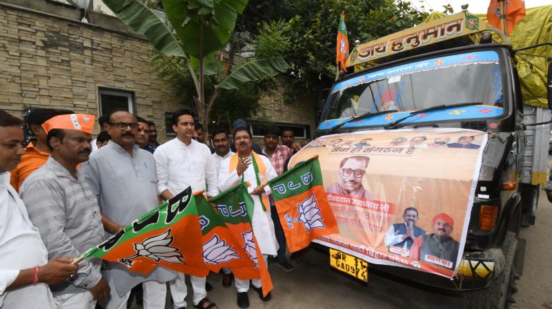 Rituraj Sinha flagged off the vehicle carrying flood relief material news in hindi