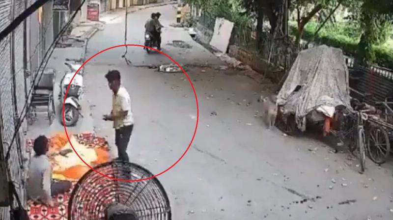 Young boy beats up man, delhi cctv news in hindi