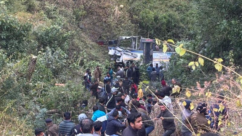 Bus fell into ditch in Bhimtal of Nainital district news in hindi