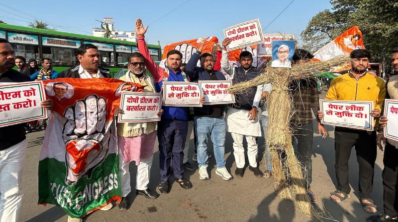 Youth Congress protested against misbehavior with students news in hindi