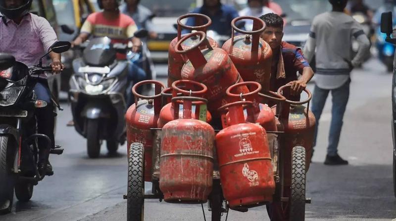 LPG Cylinder becomes cheaper Today News in Hindi