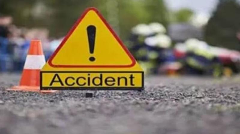 Gujarat News Three killed,12 others injured bus tanker Accident News In Hindi