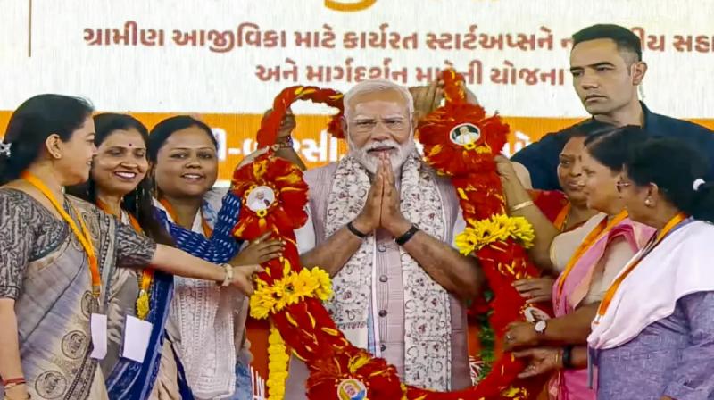 PM Modi reached the Lakhpati Didi program in Vansi-Borsi Gujarat news in hindi