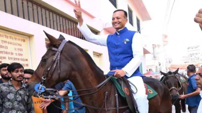 BJP Naveen Jindal arrived to vote riding on horse news in hindi