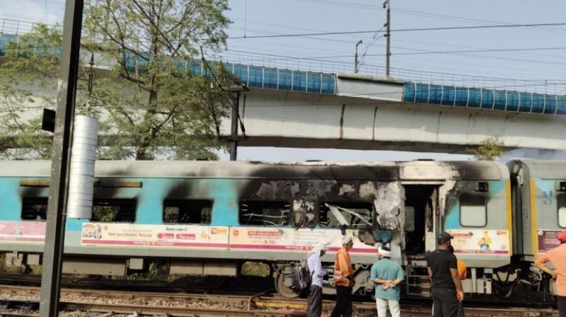 Sudden fire in coach of Taj Express news in hindi