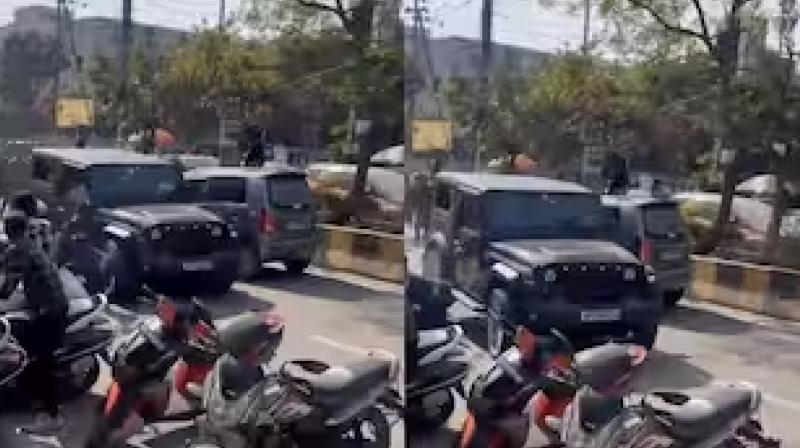 Black Thar hits several vehicles in Noida VIDEO News In Hindi