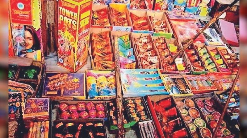 More than 1300 kg illegal firecrackers seized in Delhi News In Hindi