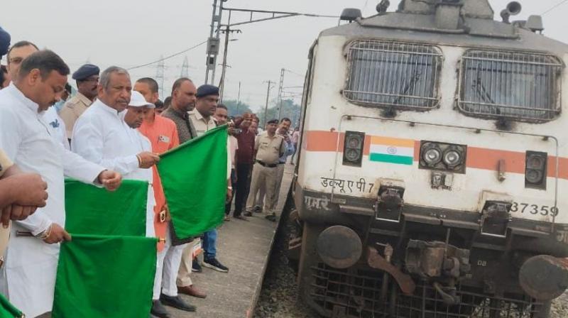 MP Kaushalendra flags off Shramjeevi Express news in hindi