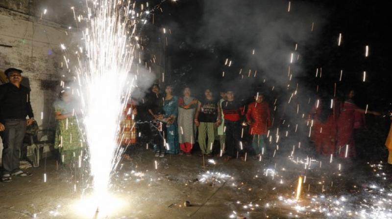 Know states there is complete firecrackers ban on Diwali news in hindi