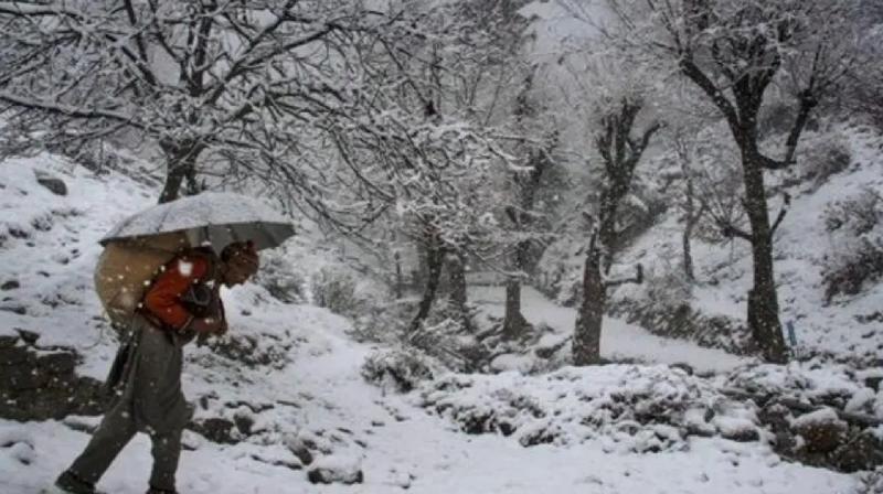 Light snowfall on upper mountains of Kashmir news in hindi