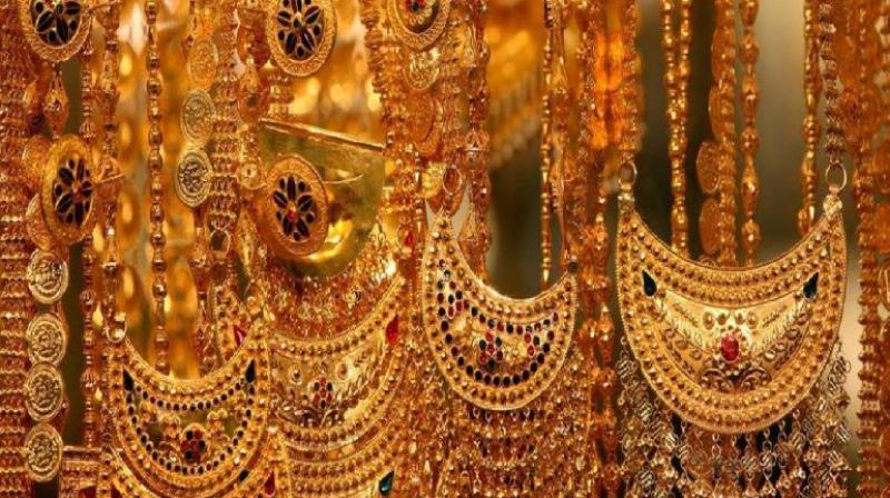 Gold becomes cheaper by Rs 5000, silver prices also fall news in hindi