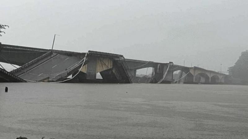 Heavy rain wreaks havoc in Karnataka, bridge collapsed news in hindi