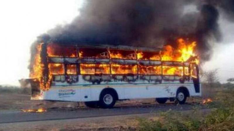 Maharashtra: A bus caught fire in Thane, passengers narrowly escaped