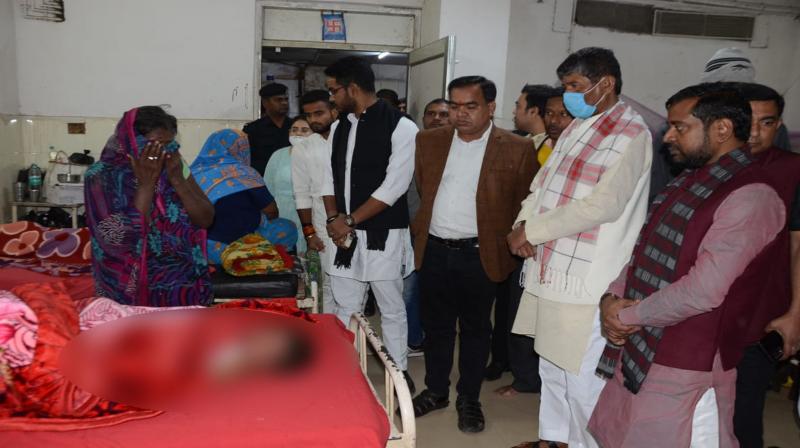  Union Minister Pashupati Paras met the girl burnt in Arwal fire incident