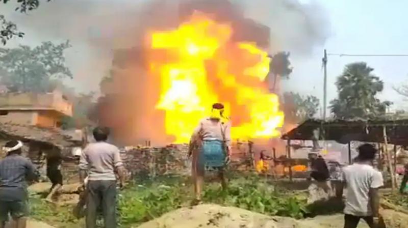 Gwalior: After the murder of an elderly person in a land dispute, the family members set the house of the accused on fire.